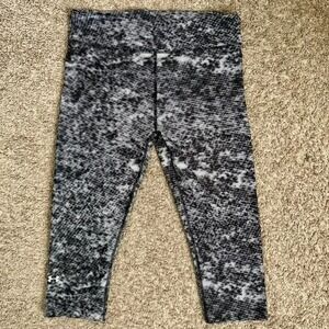 Under Armour I Compression Capri Leggings I Size L I Black White Abstract Print